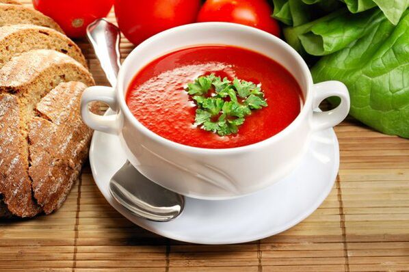 Il menu della dieta alimentare può essere diversificato con la zuppa di pomodoro