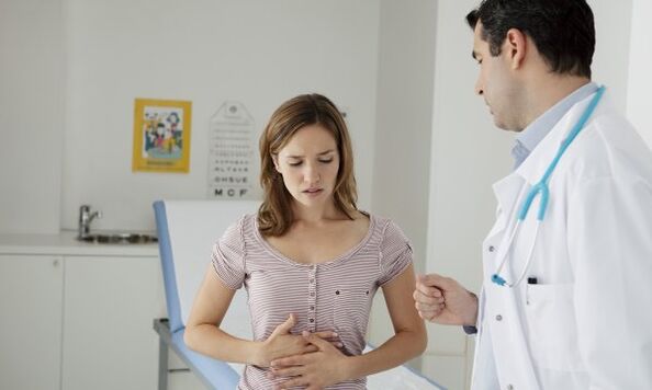 Il gastroenterologo spiegherà in dettaglio al paziente affetto da pancreatite come mangiare per non danneggiare l'organismo