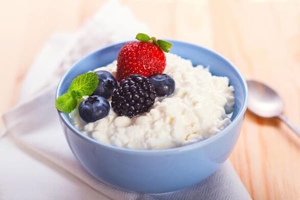 Cottage di formaggio con frutta