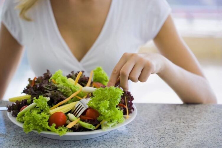mangiare insalata di verdure con la tua dieta preferita