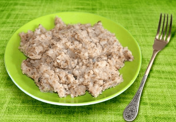 Porridge fatto di grano saraceno schiacciato con manku